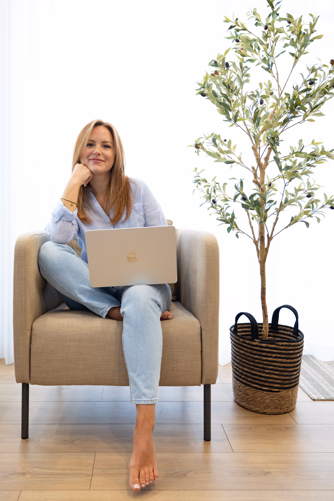 Élisabeth Dulude, assise dans son bureau lumineux avec son ordinateur